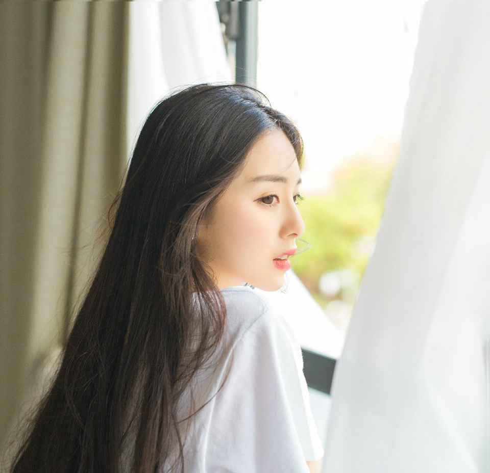 “此为滕盾，是根据南蛮之中的藤甲仿制而成，论及坚固，远超寻常木盾，而且十分轻便。”邓贤在一边解释道。